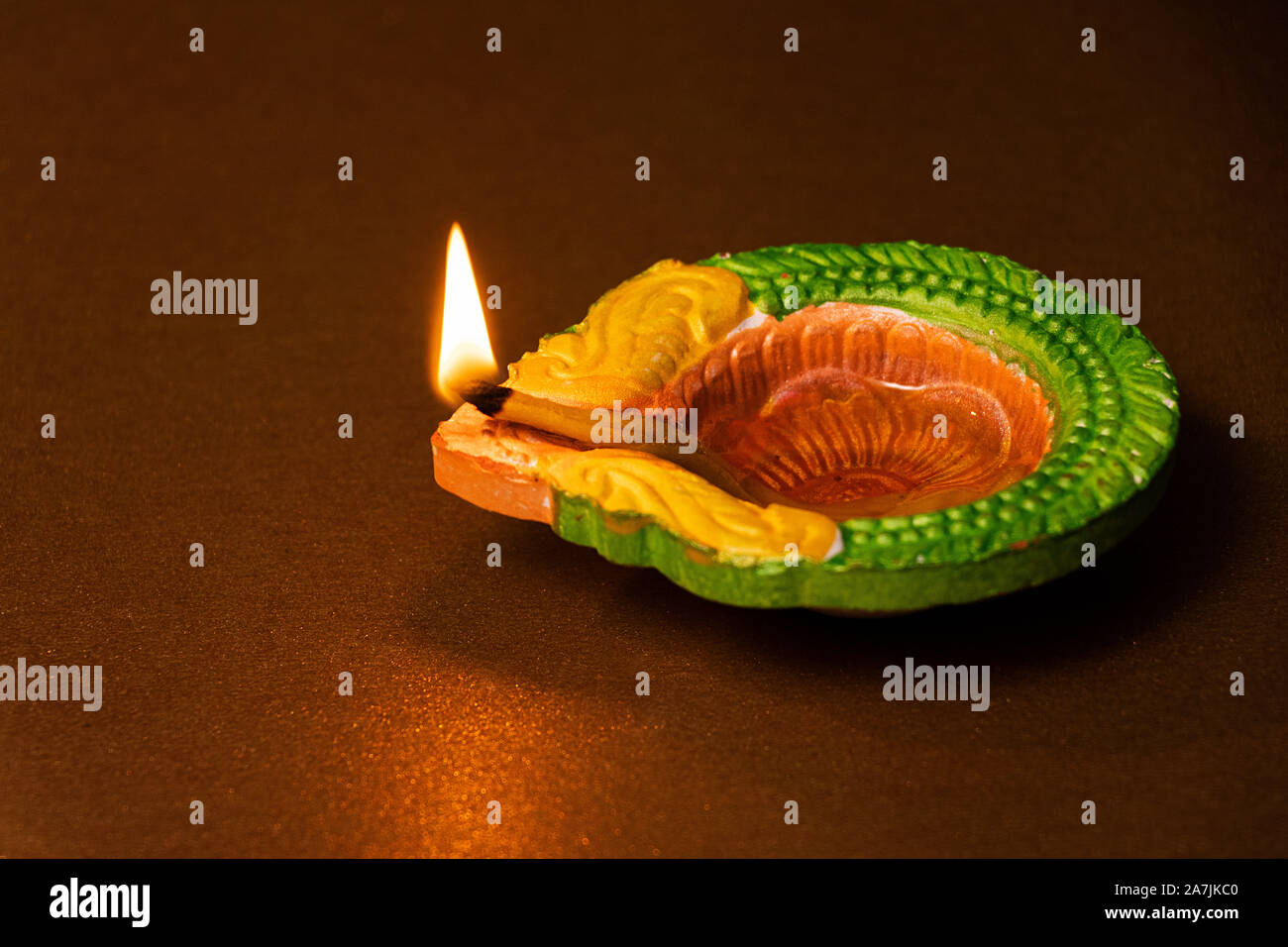 Arcilla ardiente Diya aceite-Lamp Lighting iluminada en el Festival de Diwali celebración nadie Foto de stock