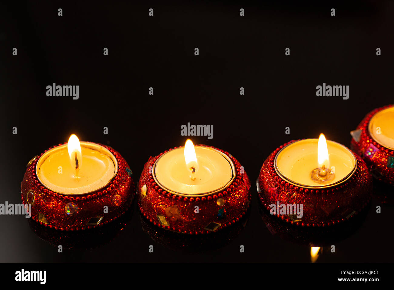 Nadie disparó gran grupo de velas encendidas en el Festival de Diwali celebración Foto de stock