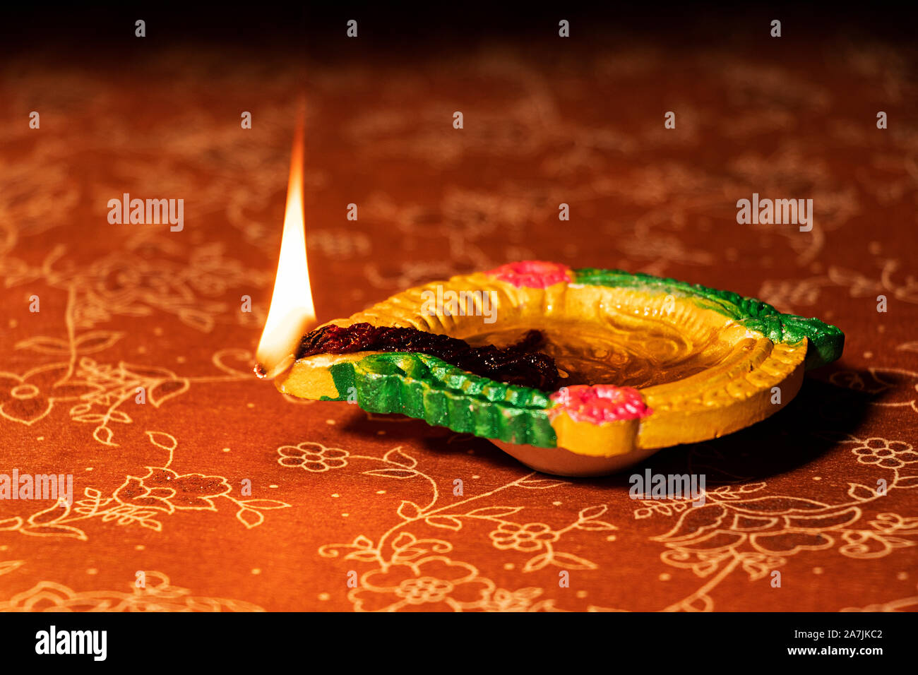 Nadie disparó arcilla ardiente diya iluminación encendida en el Festival de Diwali celebración Foto de stock