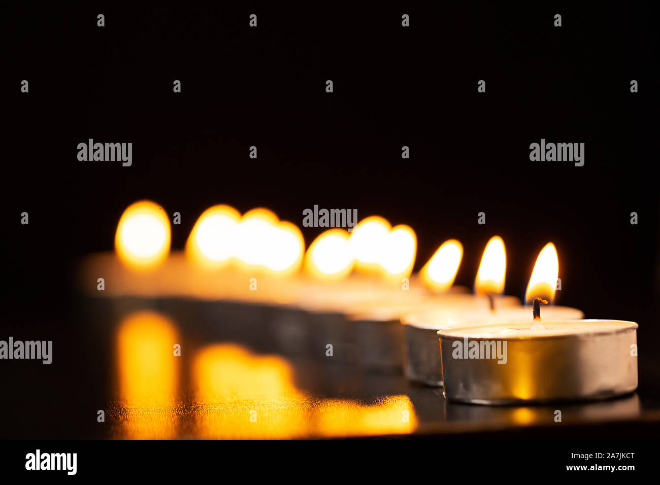 Velas en la línea nocturna de velas iluminación encendida durante el Festival de Diwali celebración nadie Foto de stock