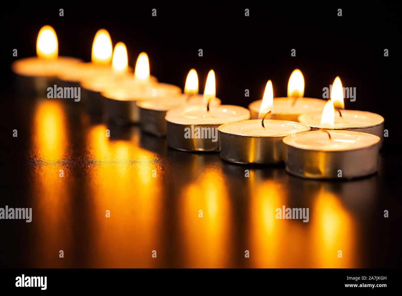 Gran grupo de velas encendidas organizar colas durante el Festival de Diwali celebración Foto de stock