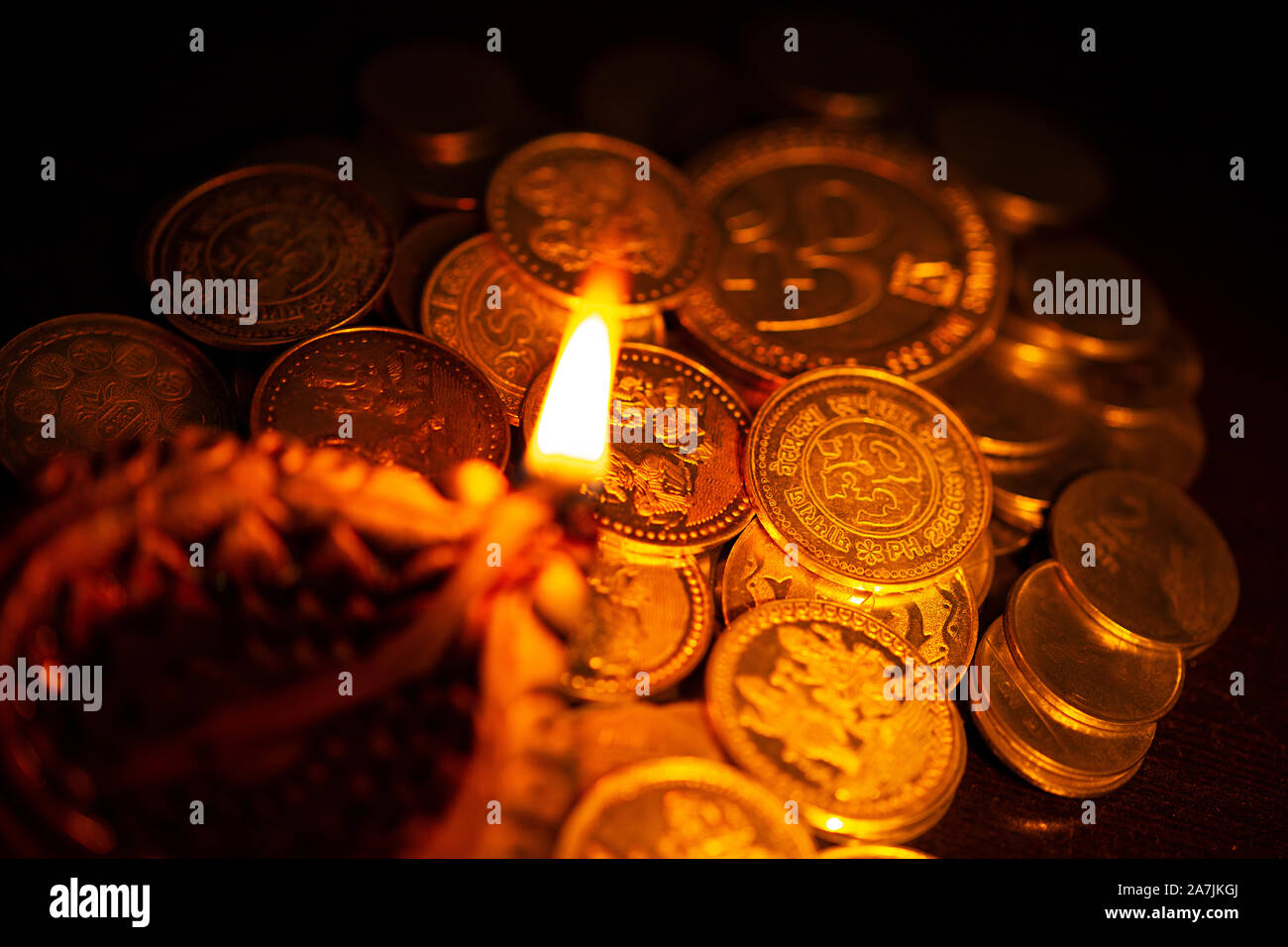 Diwali Diya con lámpara de aceite con monedas de oro en el festival de Diwali celebración Foto de stock