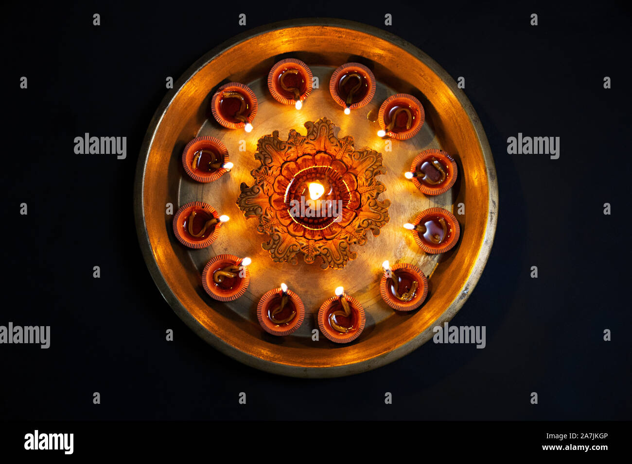 Nadie disparó sobre Blackbackground Diyas In-Plate iluminado durante el Festival de Diwali celebración Foto de stock