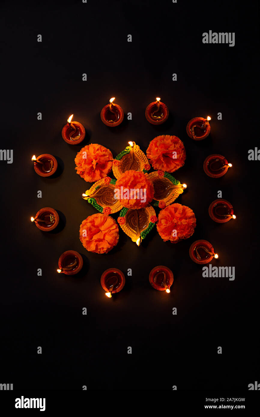 Quema Diyas Oil-Lamps con iluminación -flores de caléndula en- el festival de Diwali celebración nadie Foto de stock