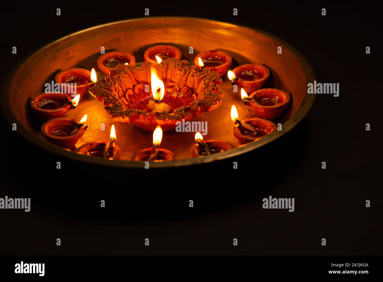 Iluminación In-Plate diyas de abundancia durante el Festival de Diwali celebración nadie Foto de stock