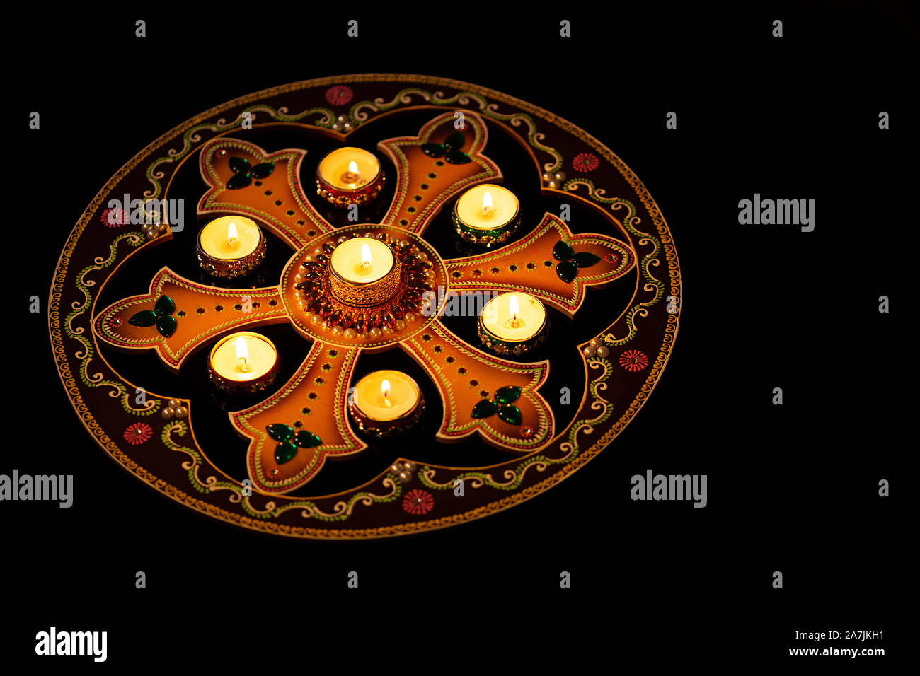 Diwali Diya Oil-Lamp Rangoli ardiendo con luces Diwali fiesta nadie Foto de stock