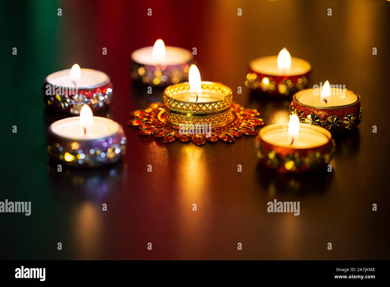 Velas encendidas con luces borrosa durante el festival hindú de Diwali en la india Foto de stock