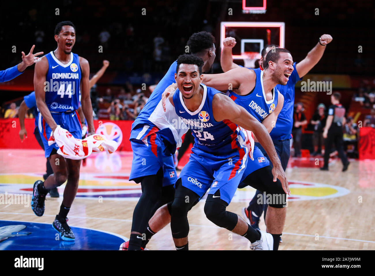 Los jugadores dominicanos de baloncesto celebran después de la segunda  ronda del Grupo F Alemania vs República Dominicana 2019 FIBA Copa Mundial  de Baloncesto en la ciudad de Shenzhen, al sur de