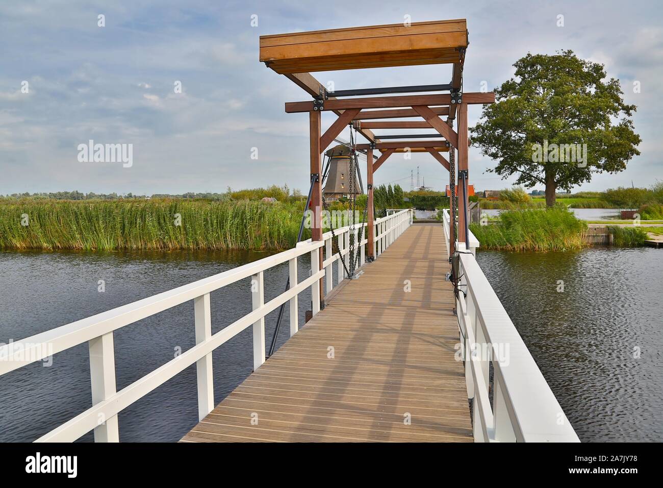 Pequeño puente levadizo puente en los Países Bajos Foto de stock
