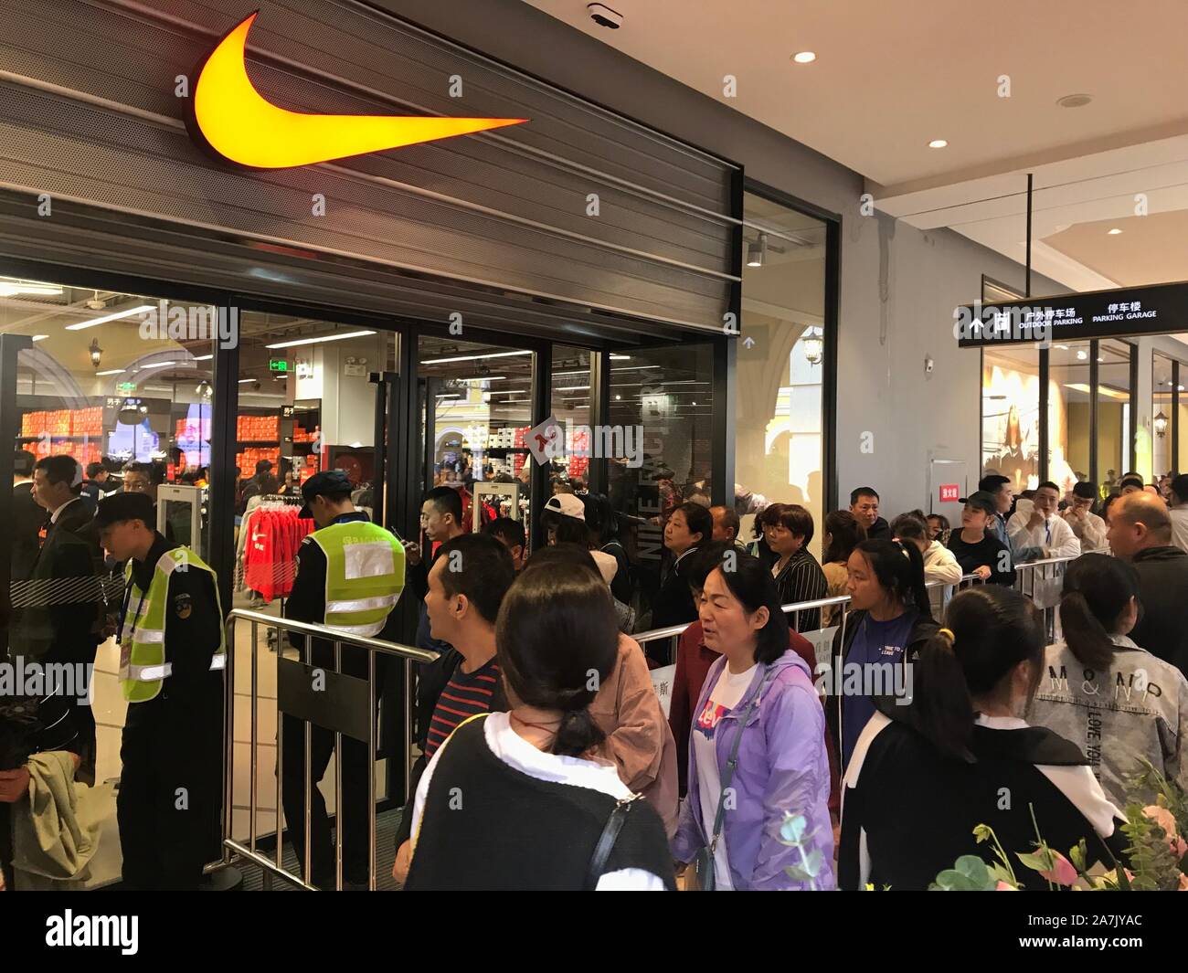 Los consumidores se alinean a la espera de obtener dentro de una tienda de  Nike en el recién inaugurado salidas de capital en la ciudad de Xi'an, en  el noroeste de la
