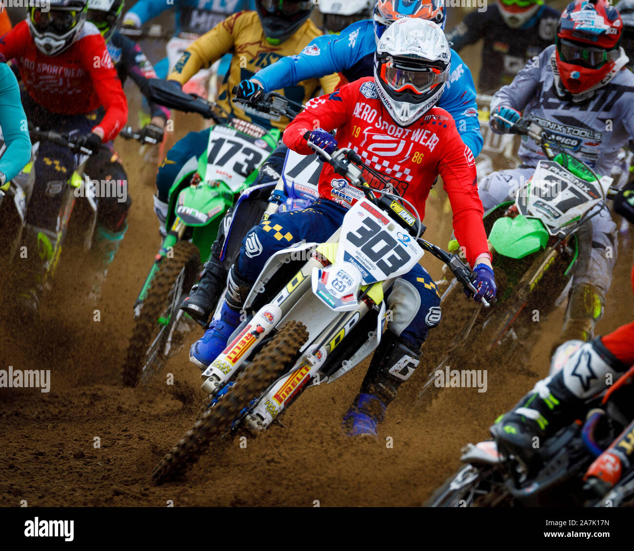 Jake Millward en el apretado inicio en sus cámaras Racing Husqvana durante la Maxxis MX1 Motocross Campeonato Británico en Lyng, Norfolk, UK Foto de stock