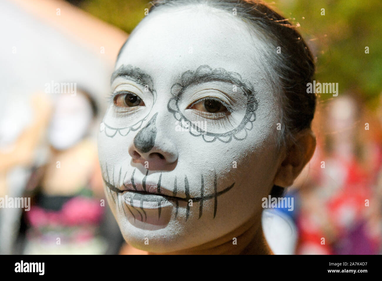 Joven mexicana con cara pintada fotografías e imágenes de alta resolución -  Alamy