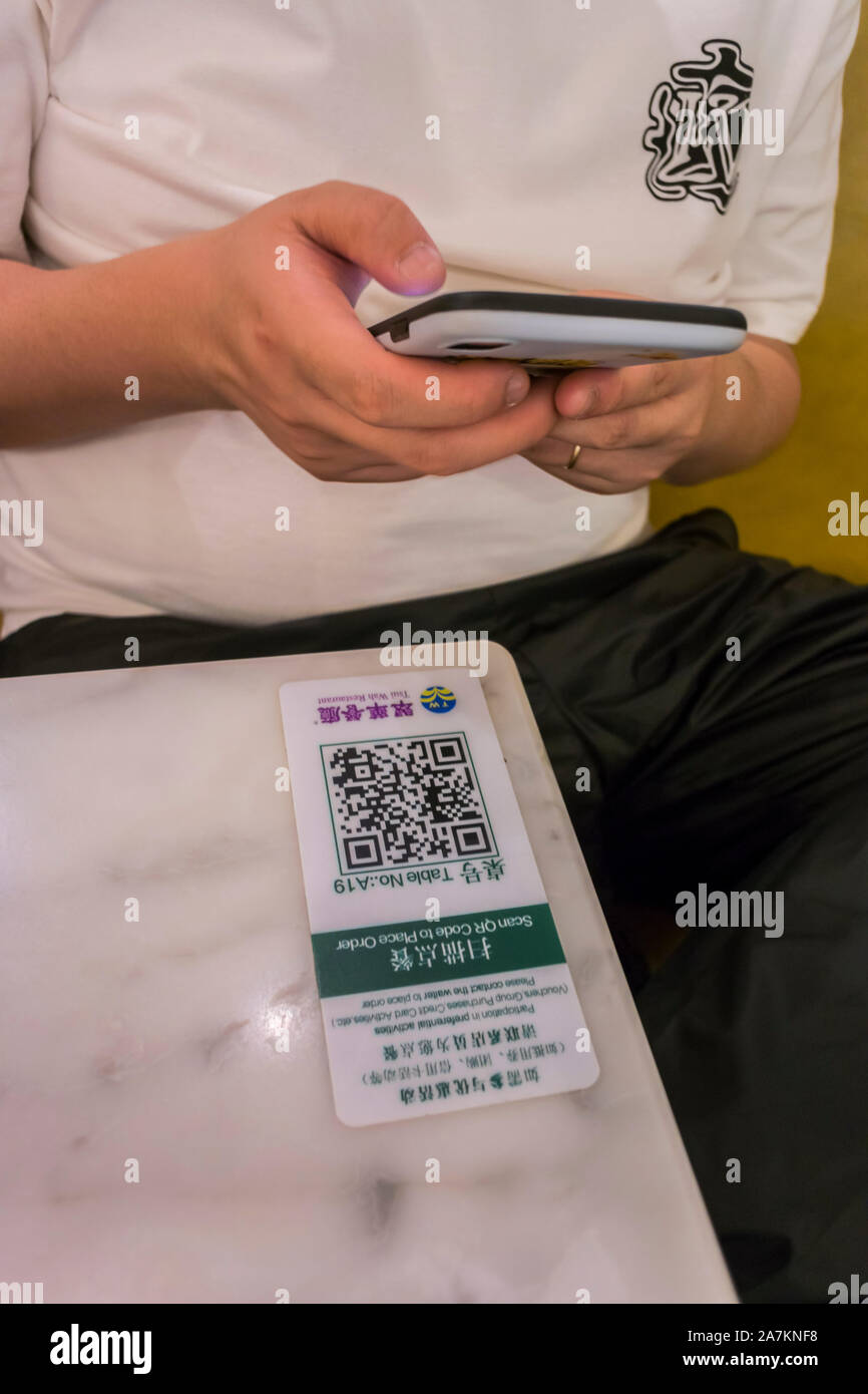 Shanghai, China, que paga en el restaurante chino, por Smart Phone, Internet APP, tiendas con móviles pagos sin efectivo de stock Alamy