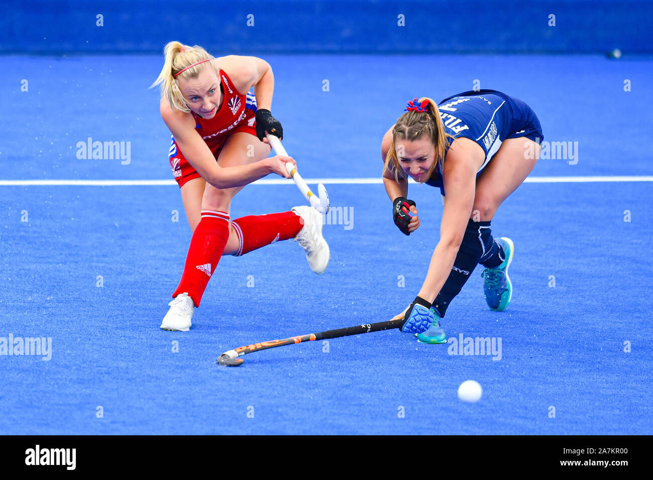 Londres, Reino Unido. 03Th Nov, 2019. Sofia Filpek de Chile (derecha) intenta conseguir la bola durante la FIH Calificadores Olímpicos coinciden: Gran Bretaña vs Chile (mujeres) en Lea Valley y el Centro de Tenis de hockey el Domingo, Noviembre 03, 2019 en Londres, Inglaterra. Crédito: Taka G Wu/Alamy Live News Foto de stock