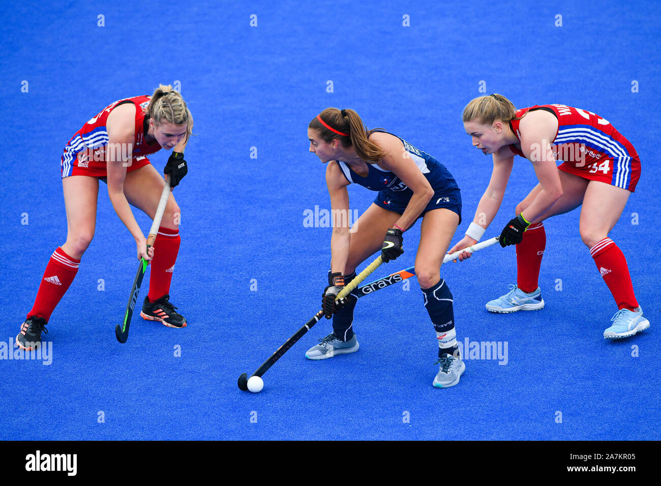 Londres, Reino Unido. 03Th Nov, 2019. Camila Caram de Chile (centro) fue abordado durante la FIH Calificadores Olímpicos coinciden: Gran Bretaña vs Chile (mujeres) en Lea Valley y el Centro de Tenis de hockey el Domingo, Noviembre 03, 2019 en Londres, Inglaterra. Crédito: Taka G Wu/Alamy Live News Foto de stock