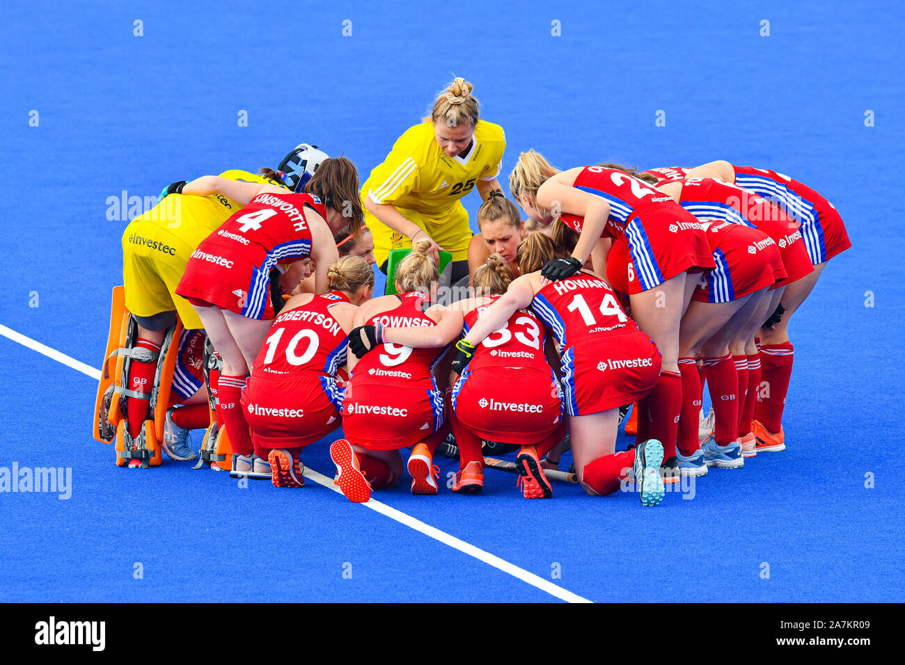 Londres, Reino Unido. 03Th Nov, 2019. Equipo de Gran Bretaña abrazados juntos durante la FIH Calificadores Olímpicos coinciden: Gran Bretaña vs Chile (mujeres) en Lea Valley y el Centro de Tenis de hockey el Domingo, Noviembre 03, 2019 en Londres, Inglaterra. Crédito: Taka G Wu/Alamy Live News Foto de stock