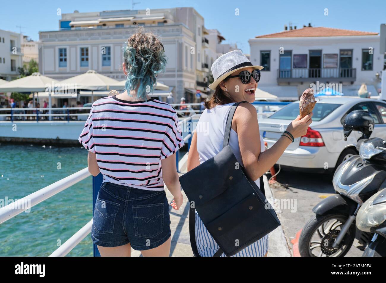 Mediterráneo, personas mujeres espalda cerca de paseo marítimo Foto de stock