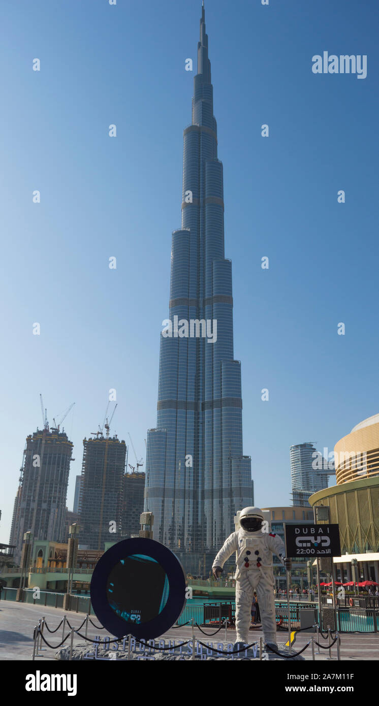 DUBAI, EMIRATOS ÁRABES UNIDOS - Octubre 17, 2019: el Burj Khalifa y el Monumento a los astronautas en EAU Foto de stock