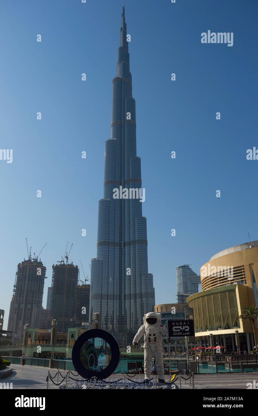 DUBAI, EMIRATOS ÁRABES UNIDOS - Octubre 17, 2019: el Burj Khalifa y el Monumento a los astronautas en EAU Foto de stock