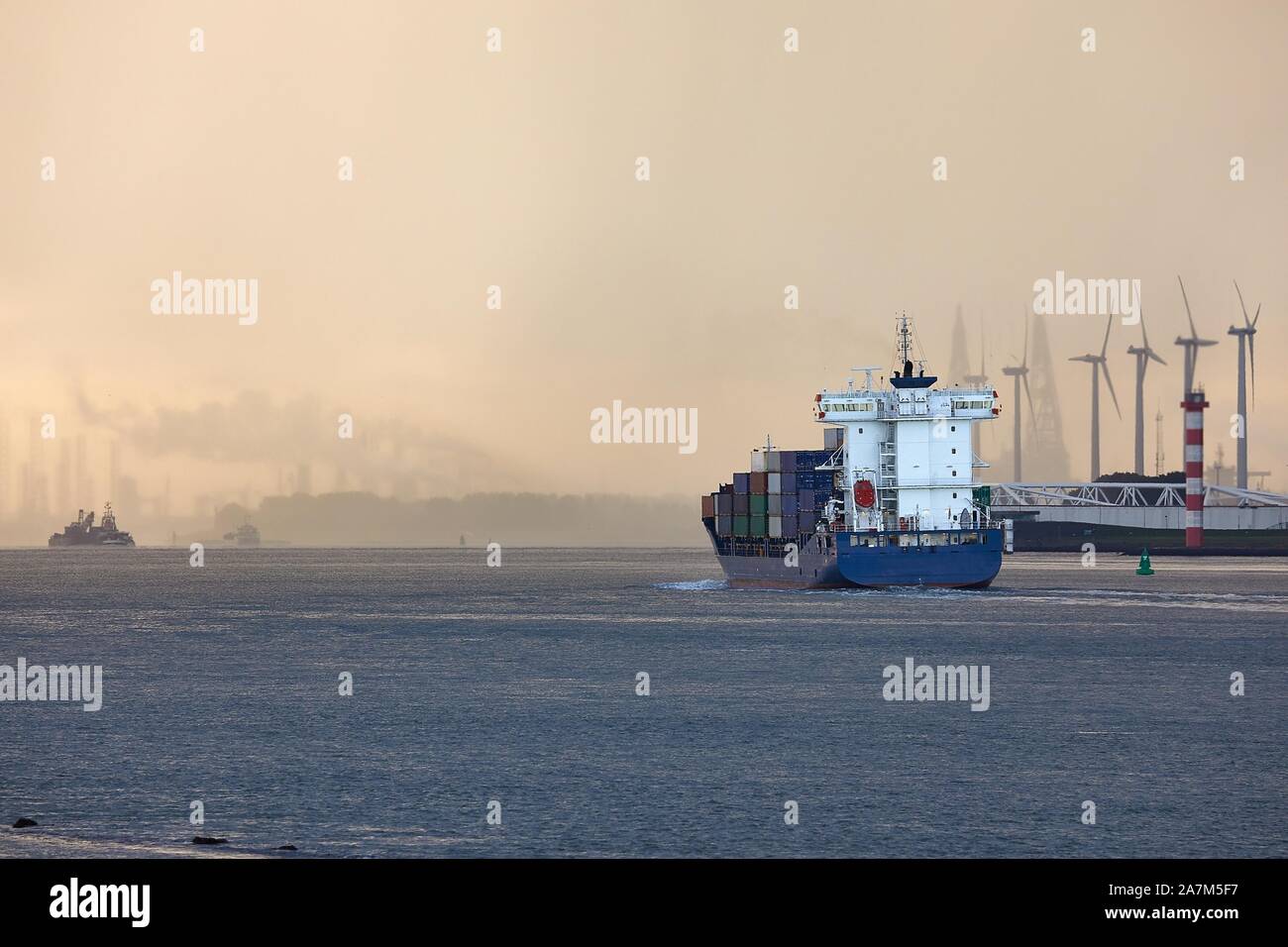Carguero navegaba desde Rotterdam Foto de stock