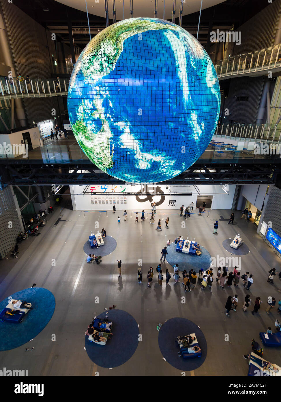 Tokio, Japón - 12 Oct 2018: Geo-Cosmos, un globo gigante colgando del techo en el hall principal de Tokio del Miraikan museo de tecnología. Foto de stock