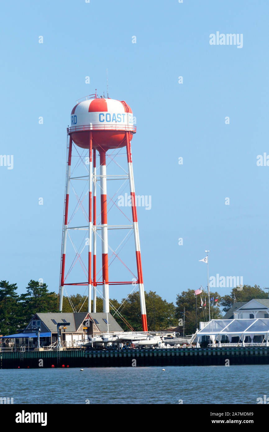 La torre de agua en el Centro de Entrenamiento de la Guardia Costera de Estados Unidos en Cape May, Nueva Jersey, Estados Unidos Foto de stock