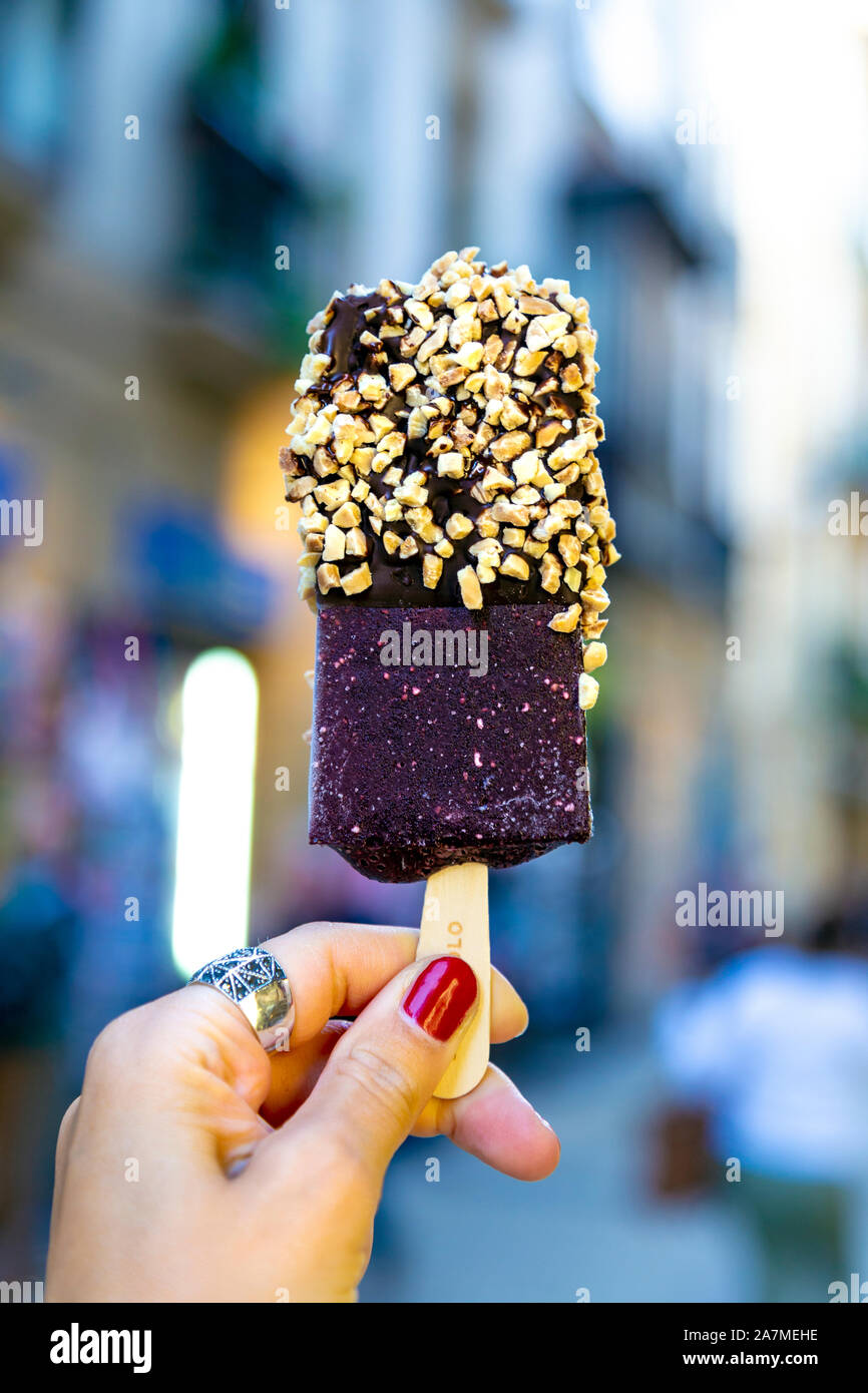 Máquina de paleta de helado con sabor de Acai en Loco Polo en San Sebastián, España Foto de stock