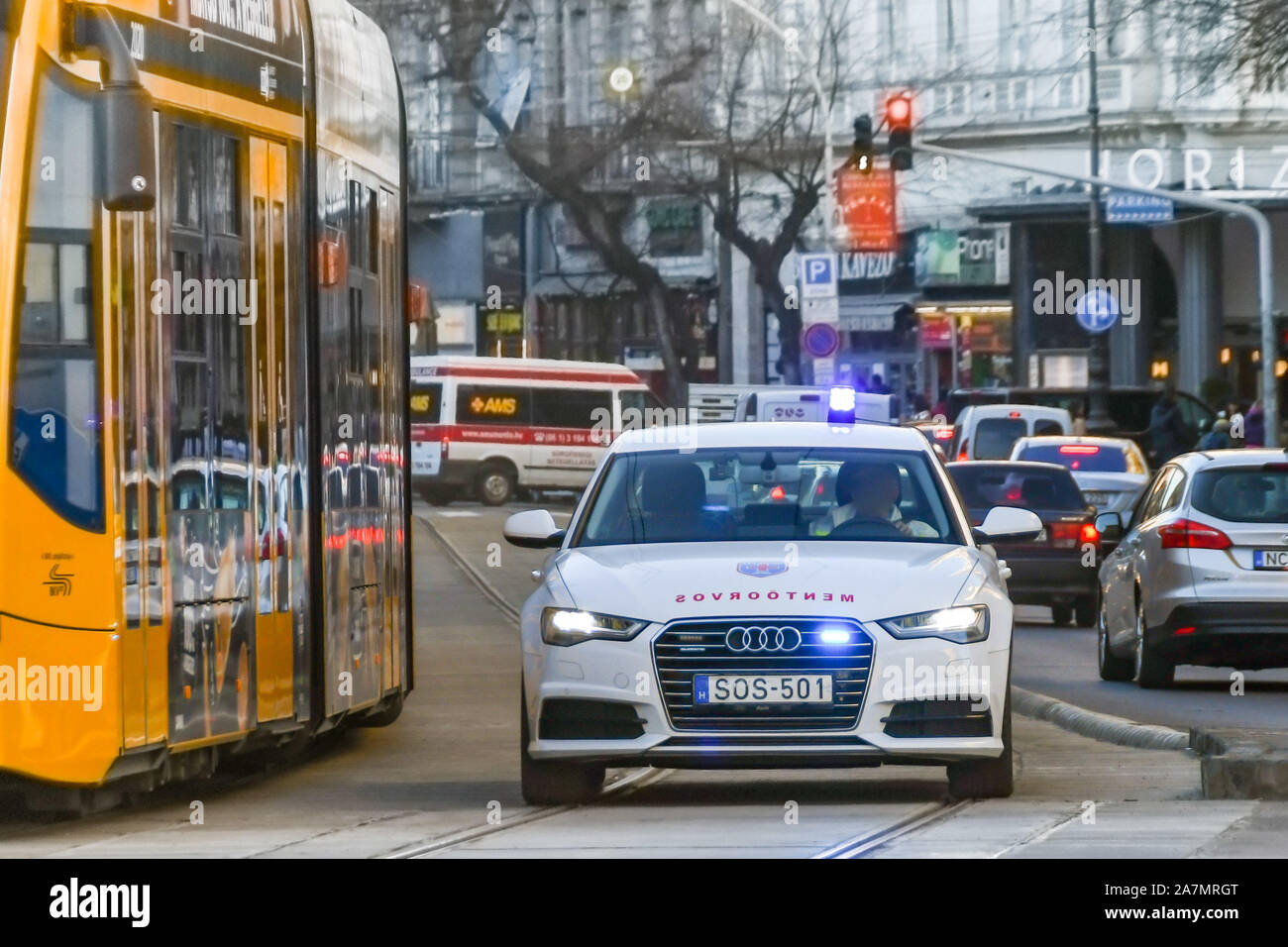 BUDAPEST, HUNGRÍA - marzo de 2019: la policía patrulla con luz azul parpadeando el paso del tráfico en una calle de Budapest para responder a una llamada de emergencia Foto de stock