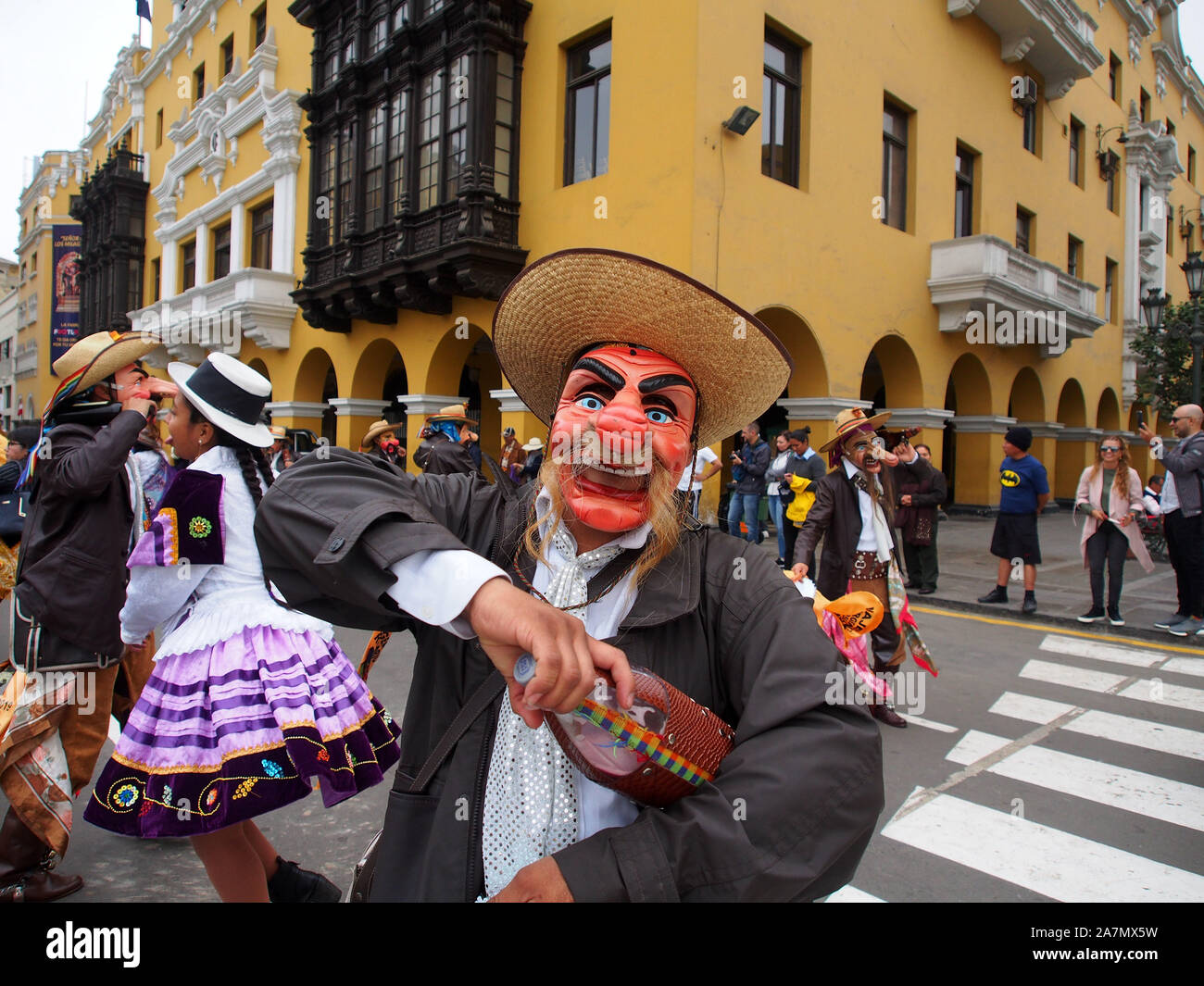 Un bailarín folclórico enmascarados vestidos de trajes típicos participan en la Procesión y desfile de Judas el Apóstol (San Judas Tadeo) en el centro de Lima Fotografía de stock - Alamy Un bailarín folclórico enmascarados vestidos de trajes típicos participan en la Procesión y desfile de Judas el Apóstol (San Judas Tadeo) en el centro de Lima Fotografía de stock - Alamy