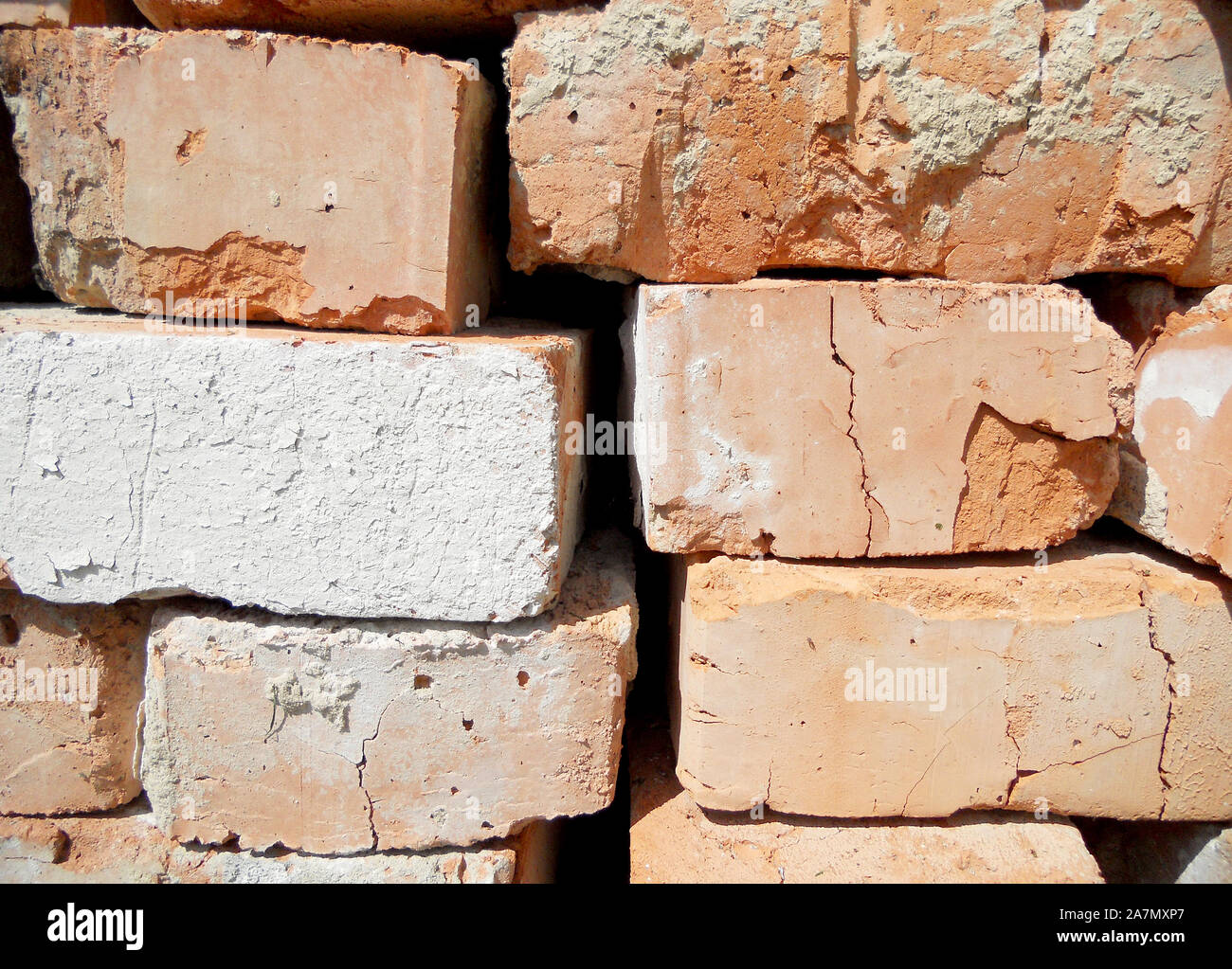 Ladrillo de textura, de color amarillo, fondo de piedra, estructura revestida con paredes de granito, arenisca sobre fondo de pared de ladrillos. Mirando las piedras para decoración casa. Foto de stock