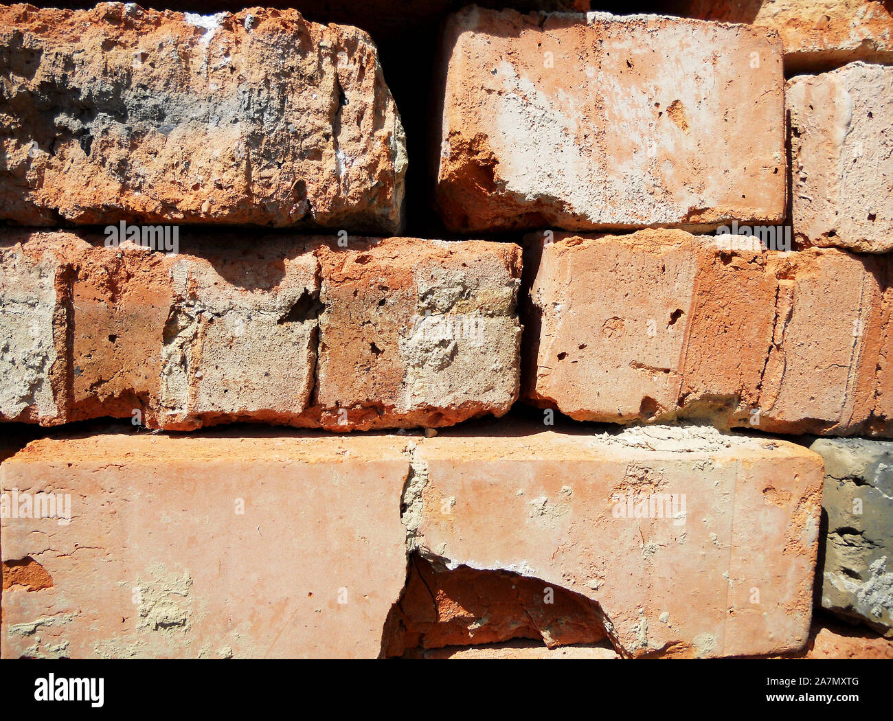 Ladrillo de textura, de color amarillo, fondo de piedra, estructura revestida con paredes de granito, arenisca sobre fondo de pared de ladrillos. Mirando las piedras para decoración casa. Foto de stock