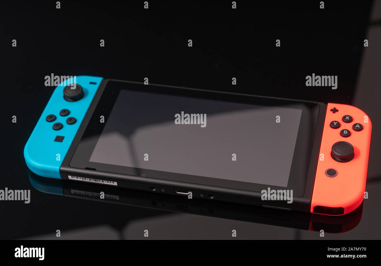 Interruptor de Nintendo consola de video juego desarrollado por Nintendo,  lanzado el 3 de marzo de 2017 sobre un fondo negro. Alemania, Berlín -  Junio 30, 2019: Nintendo S Fotografía de stock - Alamy
