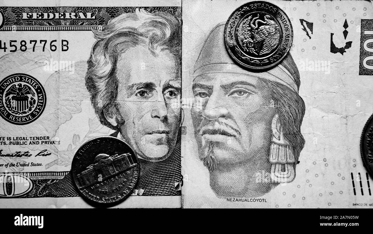 Fotografía en blanco y negro de EE.UU. dinero nota vs dinero Mexicano Foto de stock