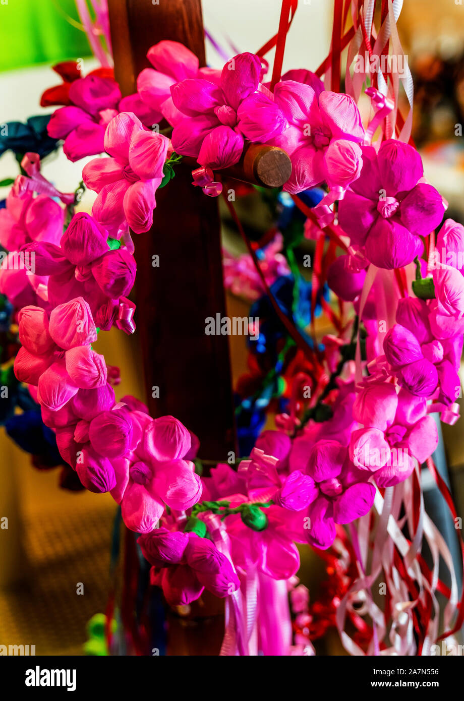 Colorida guirnalda de flores de papel rosa mexicano Hat Plaza del Mercado  Mexicano en San Antonio Texas Fotografía de stock - Alamy