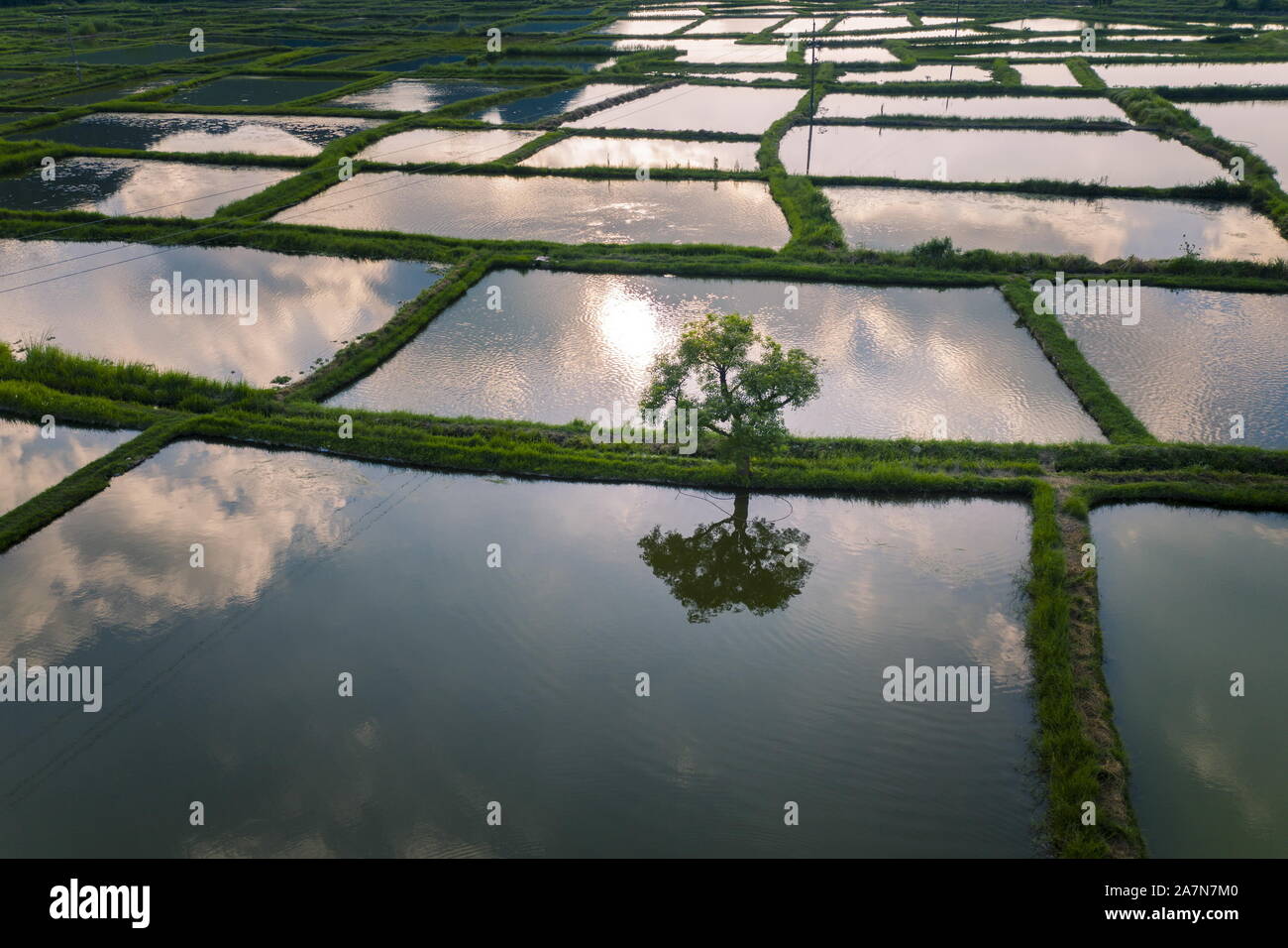 Vista aérea de la ciudad Huixian estanques piscícolas, que están rodeadas  por montañas y apodado como ®espejo presentó¯ que reflejan maravillosas  escenas en la interfaz gráfica Fotografía de stock - Alamy