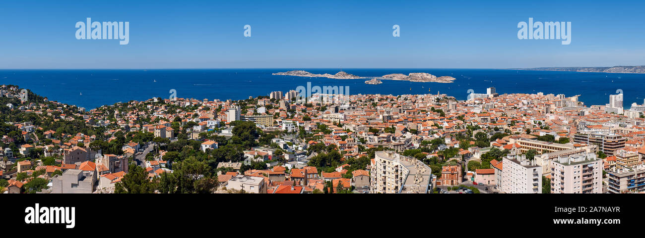 Vista panorámica sobre los tejados de verano Marsella con Ile du Frioul e Ile d'if y el Mar Mediterráneo. Bouches-du-Rhône (13) Foto de stock