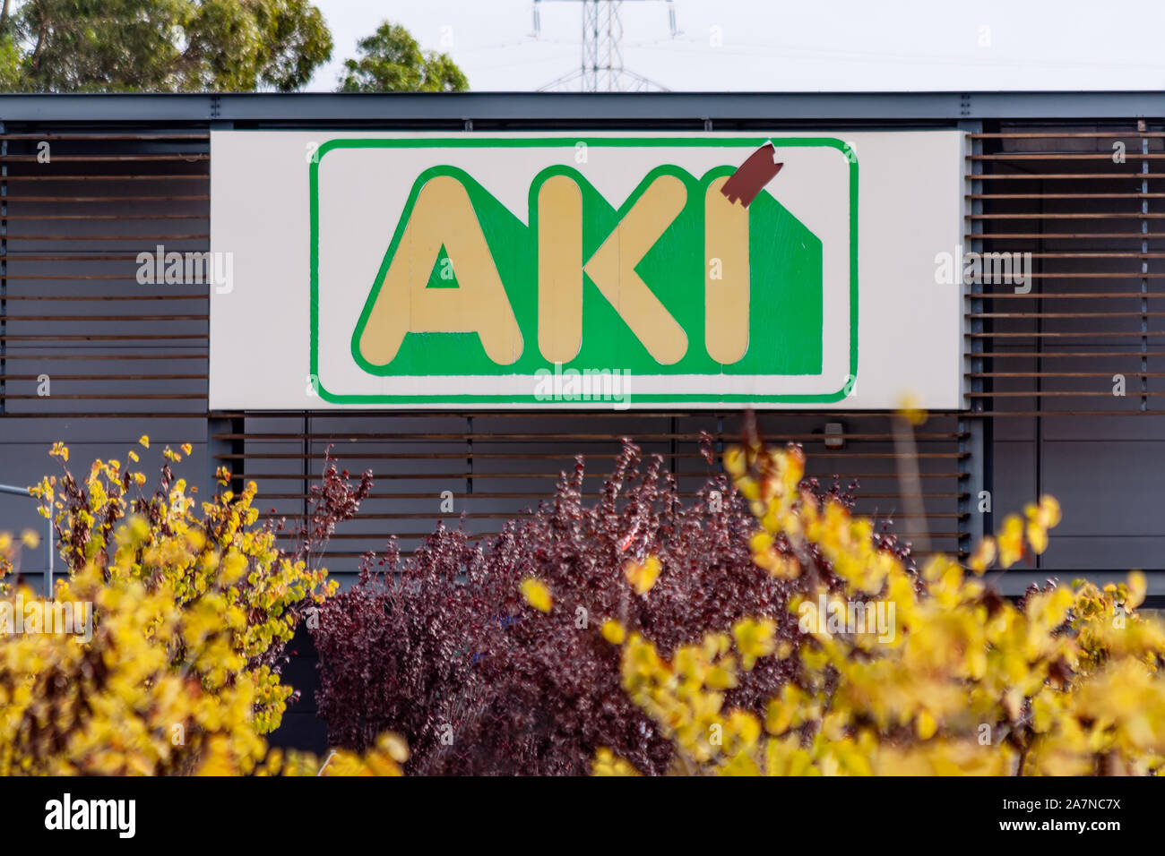 Coina, Portugal. Cartel de la tienda aki en Barreiro Planet Retail Park. AKI es una empresa líder ADEO y minorista de Dévényi, Casa y jardín mejora Foto de stock