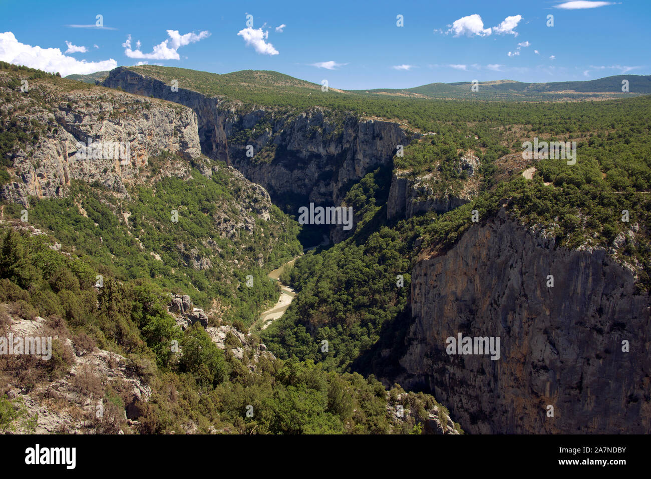 Angosto desfiladero Grand Cañón Verdon como se ve desde la Route des Cretes Alpes de Haute Provence, Francia Foto de stock