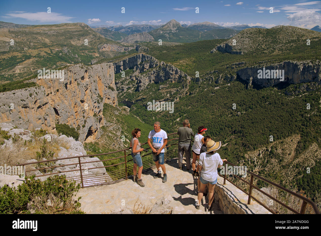 Las personas en Viewpoint Grand Cañón Verdon Alpes de Haute Provence, Francia Foto de stock