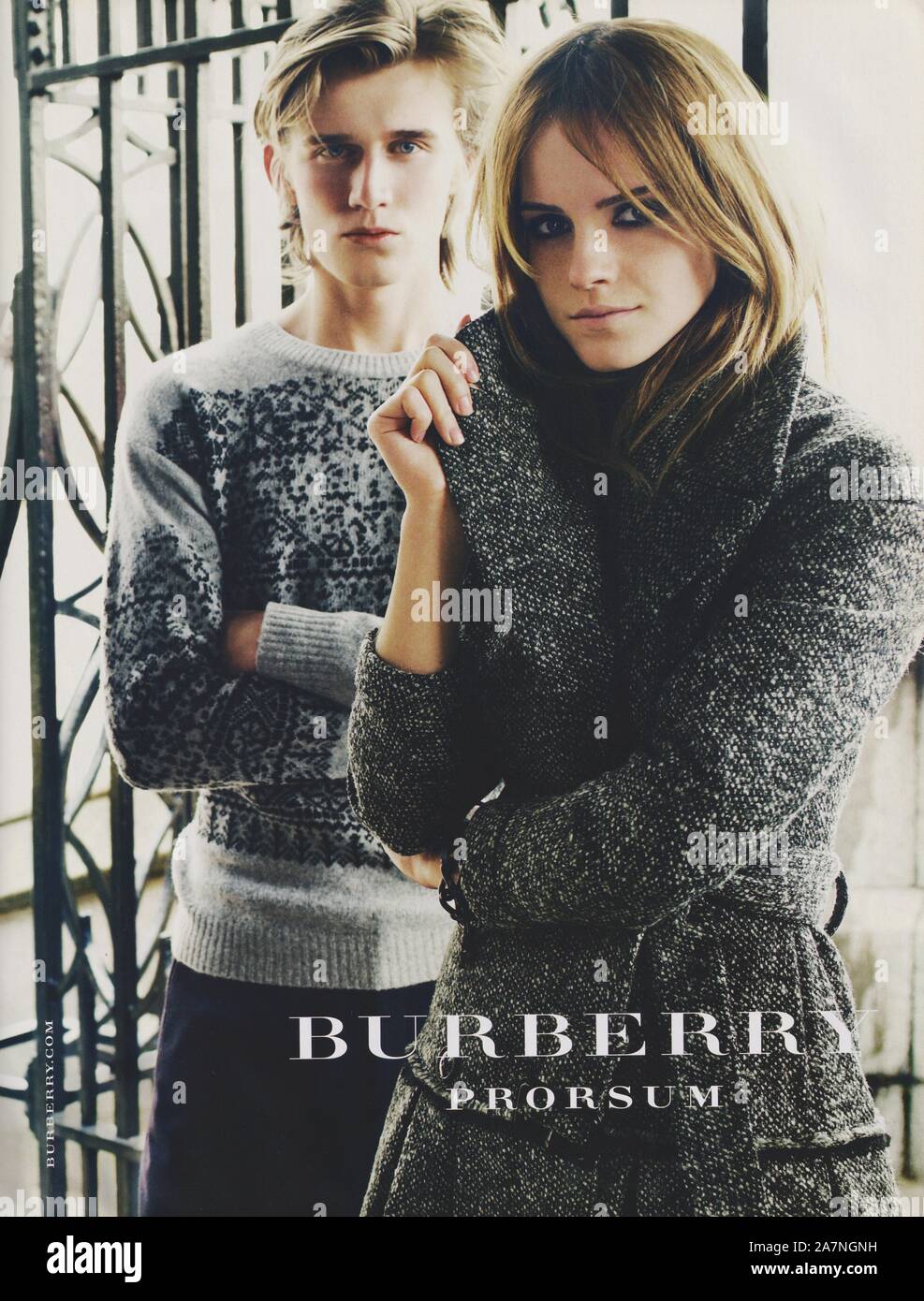 Cartel de publicidad de Burberry fashion house con Emma Watson en la  revista en papel desde el año 2009, anuncio, Creative Burberry anuncio  desde 2000s Fotografía de stock - Alamy