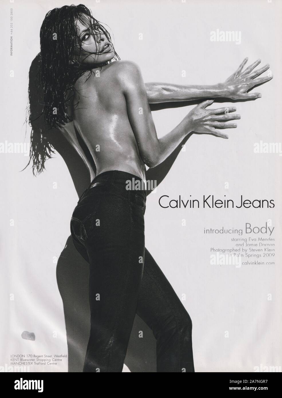 Cartel de publicidad de Calvin Klein Jeans con Eva Mendes en la revista en  papel desde el año 2009, anuncio, creativo Calvin Klein 2000s anuncio  Fotografía de stock - Alamy