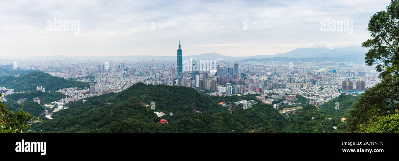 Vistas de Taipei 101 en la cima de la montaña Foto de stock