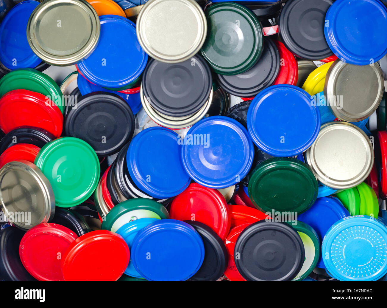 Montón de metal color tapas para frascos de vidrio en una papelera de  reciclaje . Concepto de reciclaje selectivo Fotografía de stock - Alamy