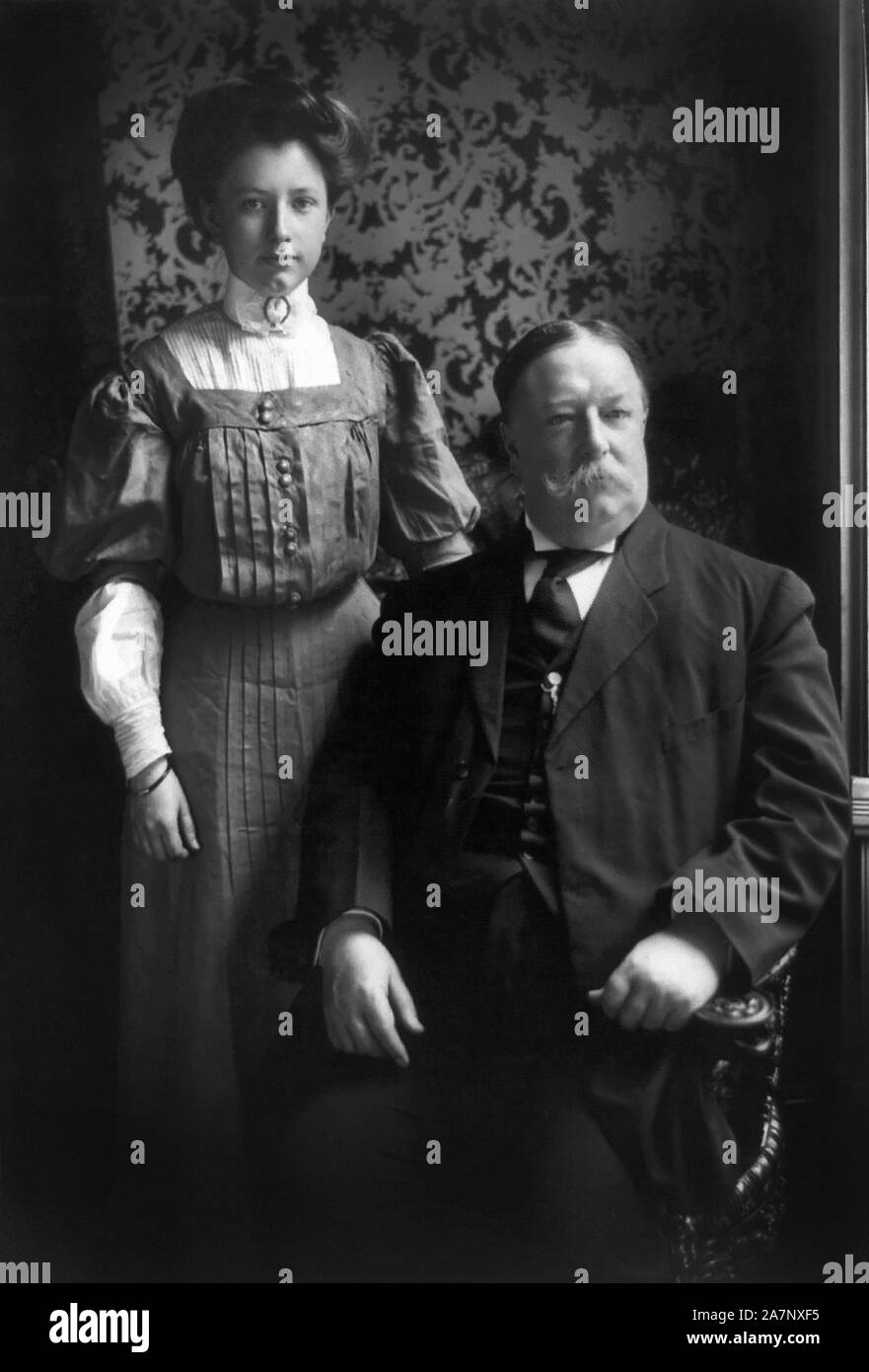 William Howard Taft con su hija Helen, Longitud Three-Quarter retrato, 1908 Foto de stock