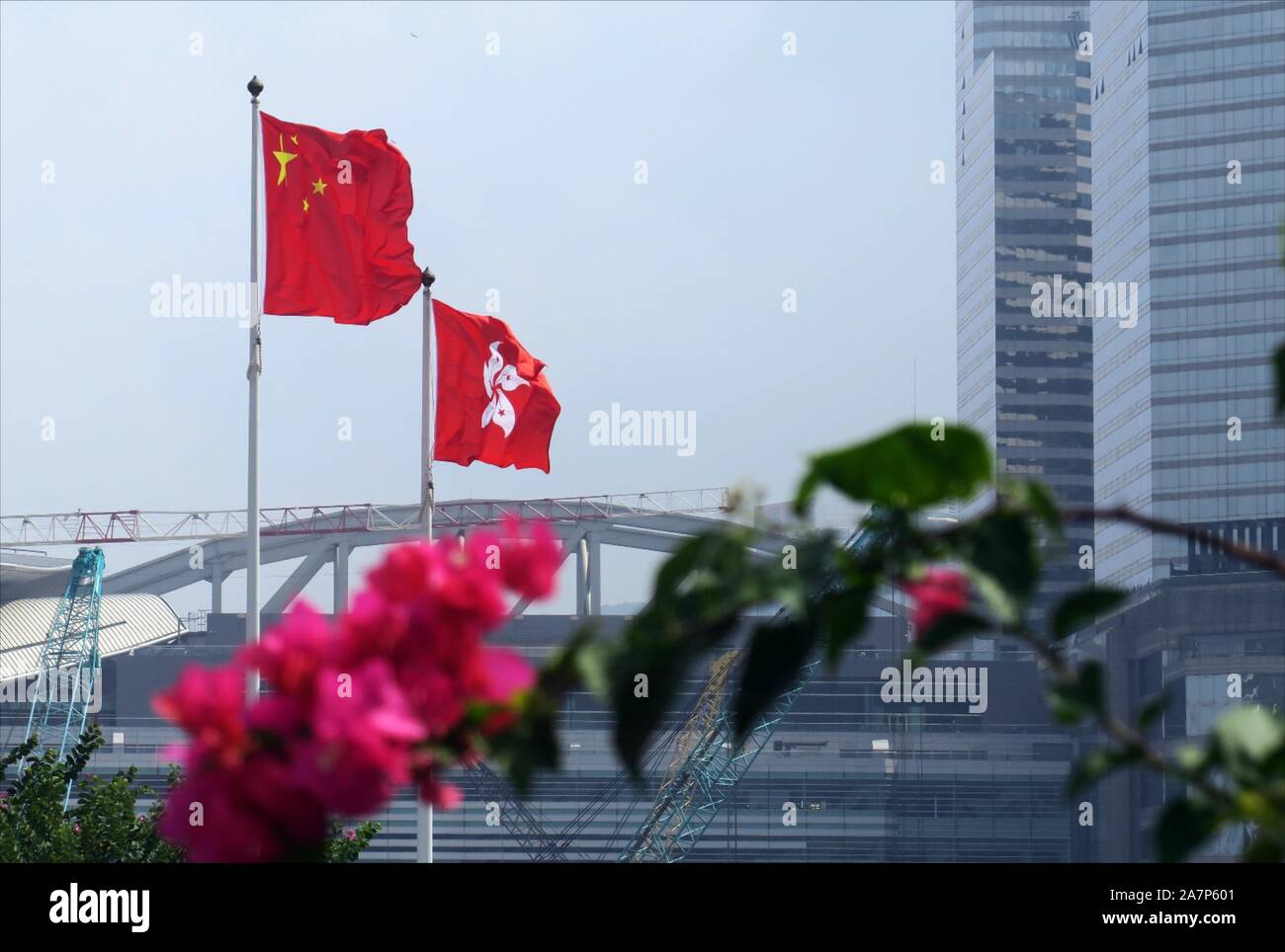 --Archivo-banderas de China y la Región Administrativa Especial de Hong Kong de la República Popular de China flutter delante del Consejo Legislativo compl Foto de stock