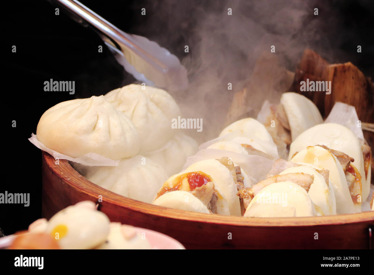 La cocina de comida rápida tradicionales chinas panecillos cocidos (mantou) en la calle del mercado Foto de stock