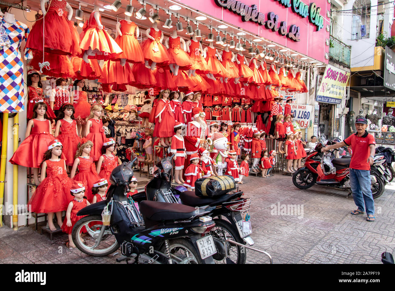 Saigón, Vietnam, Dec 18 2017, trajes de Santa Claus en una tienda en una calle en la ciudad de Ho Chi Minh. El tiempo de Navidad en Asia. Foto de stock
