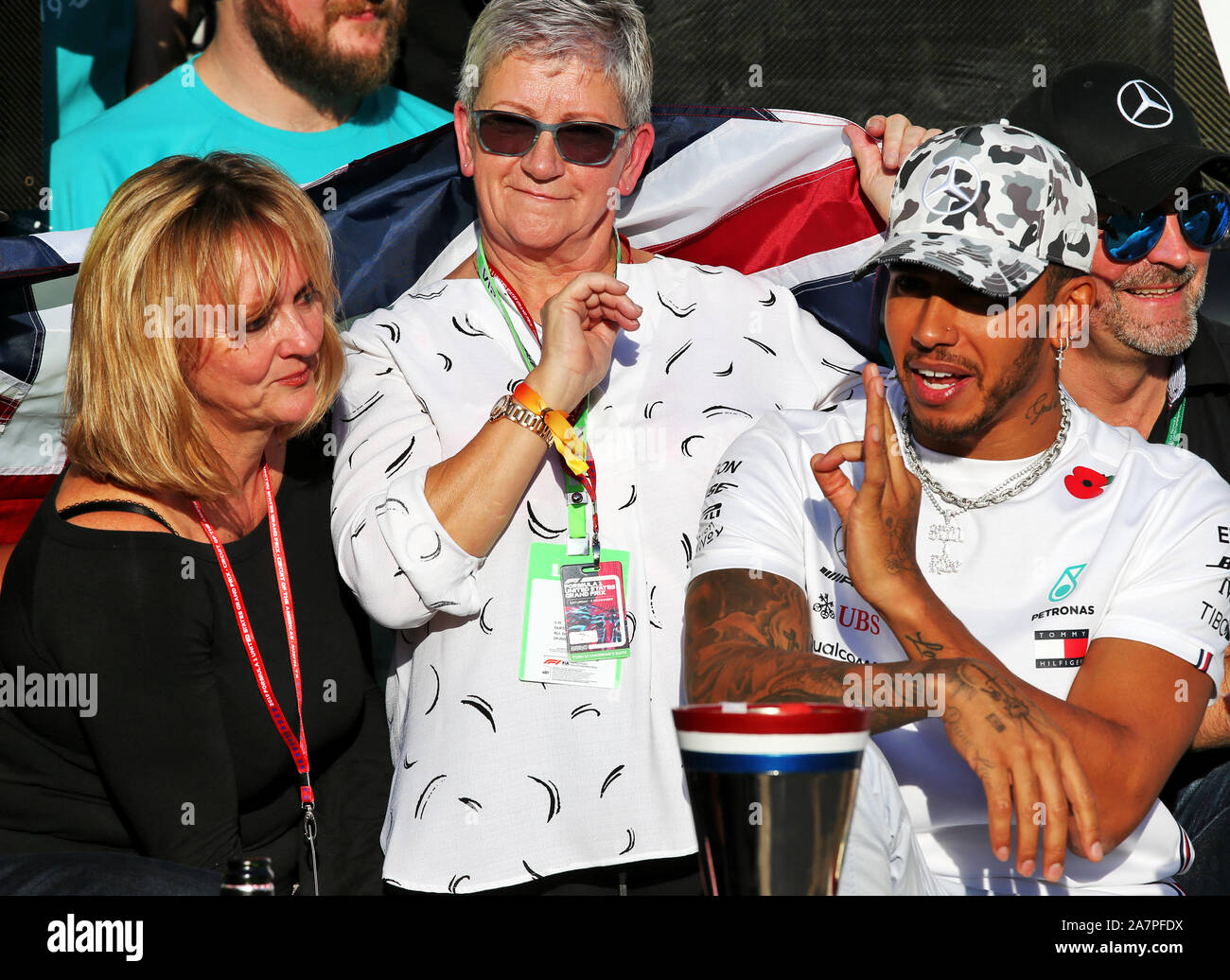 Mercedes conductor Lewis Hamilton celebra ganar su sexto campeonato