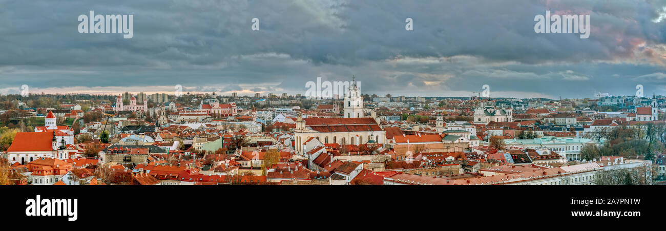 Casco antiguo con techos de tejas rojas y las iglesias, el paisaje urbano de vista aérea de la ciudad de Vilnius, Lituania Foto de stock