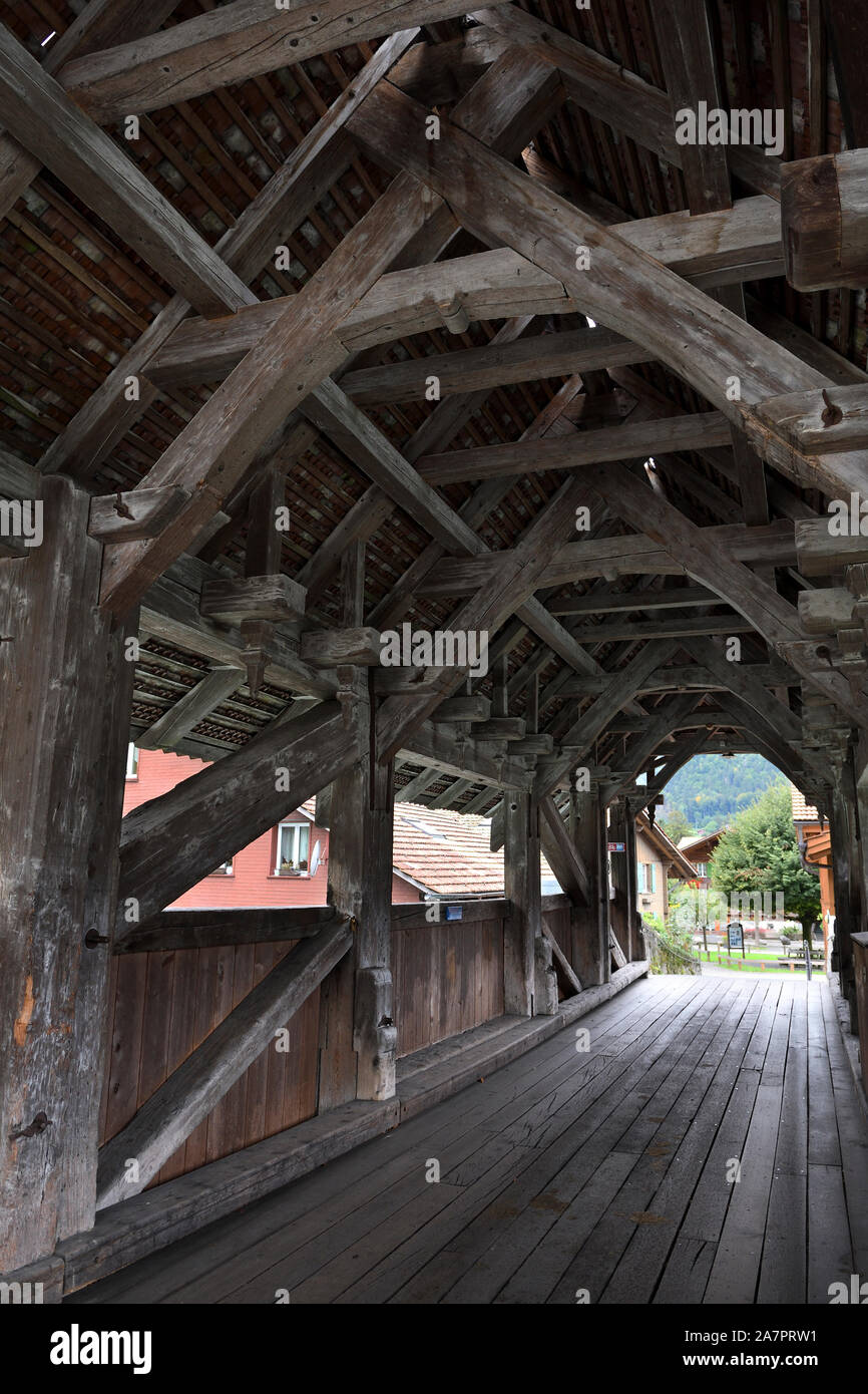 Interior de puente de madera;río lutschine;wilderswil;Suiza Foto de stock